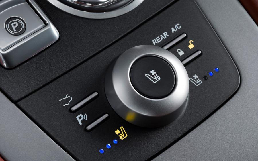 Детали интерьера Aston Martin Rapide Luxe 2011 года  (фото 5 из 8)